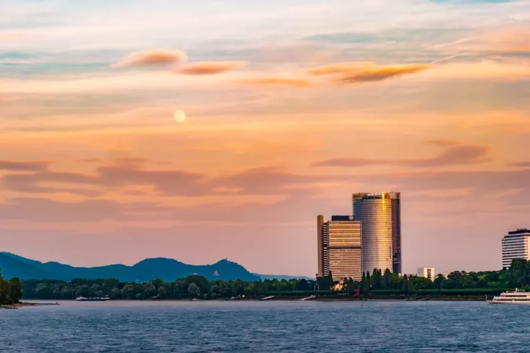 Bonner Rheinpromenade mit Blick ins Siebengebirge