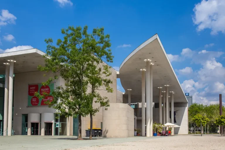 Das Foto zeigt das Kunstmuseum Bonn, das Teil der Museumsmeile ist sowie den Museumsplatz