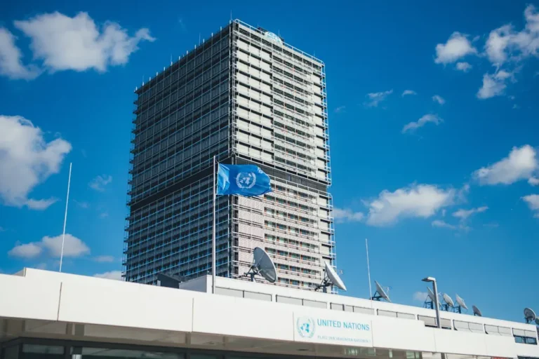 Das Foto zeigt den UN Tower, den ehemaligen Langen Eugen, der als Abgeordnetenhochhaus diente und nun Teil des Bonner Sitzes der Vereinten Nationen ist
