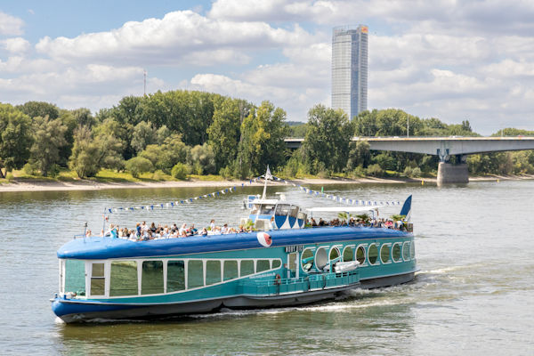 MS Moby Dick der Bonner Fahrgastschifffahrt auf dem Rhein bei Bonn, im Hintergrund der Posttower