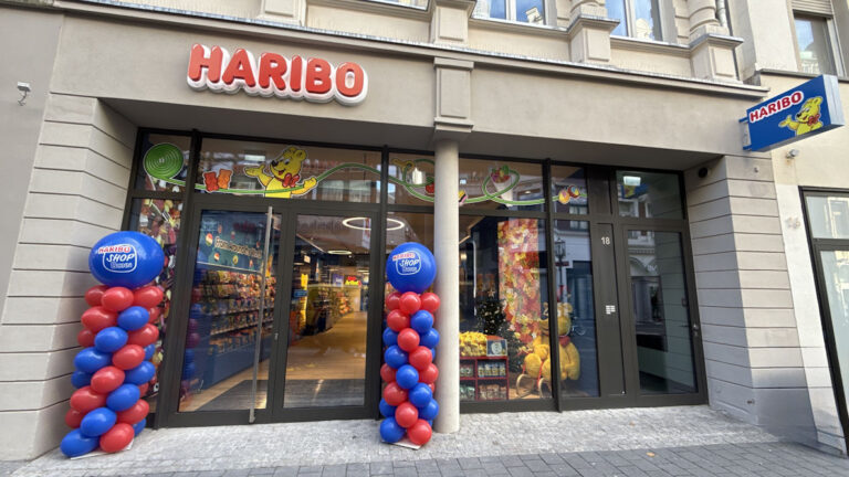 Ansicht des HARIBO Shop Bonn von der Fußgängerzone aus